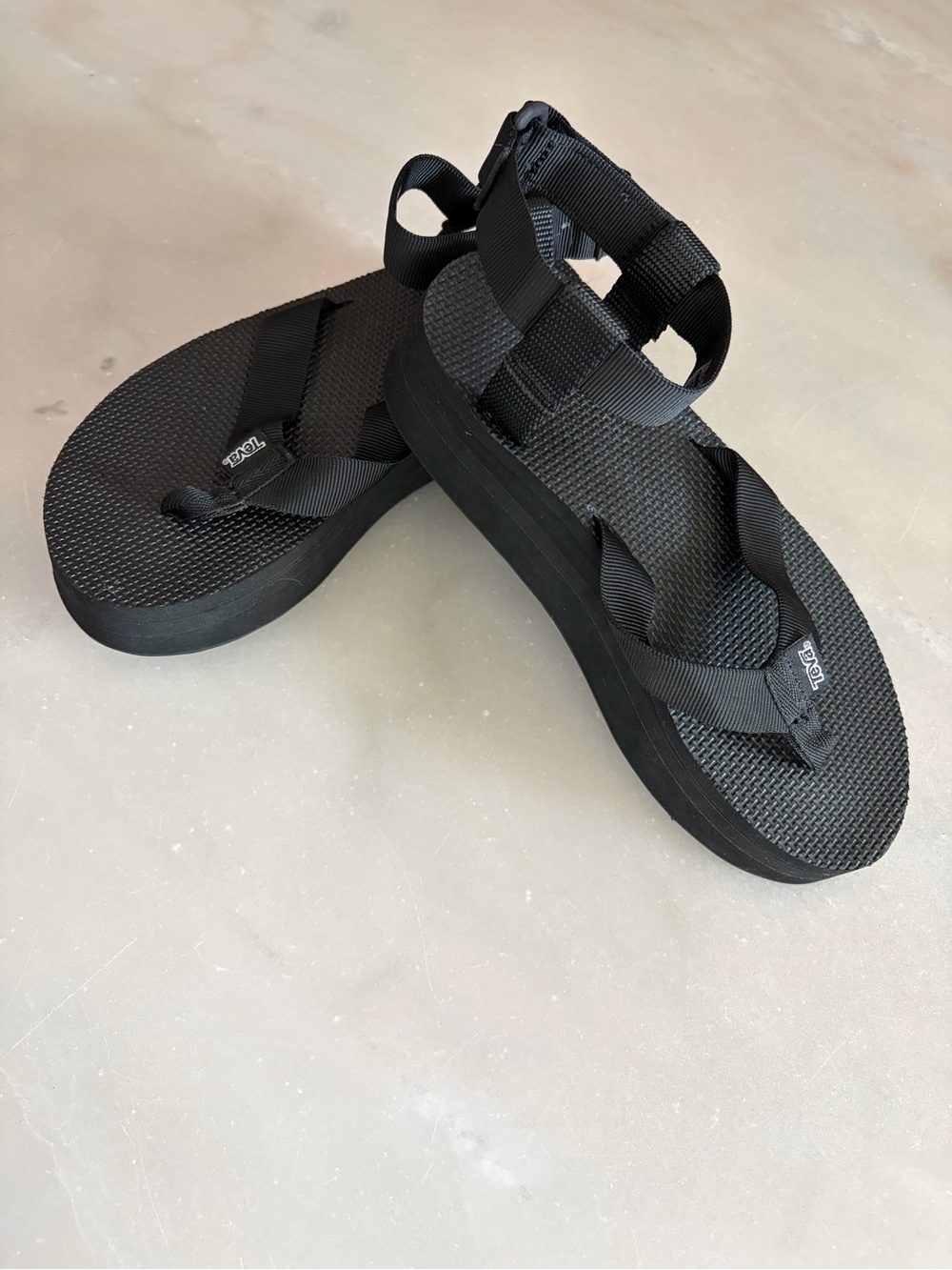 Like New Teva Women’s Black Adjustable Strap Platform Flatform Sandals sz 8 - Picture 2 of 7